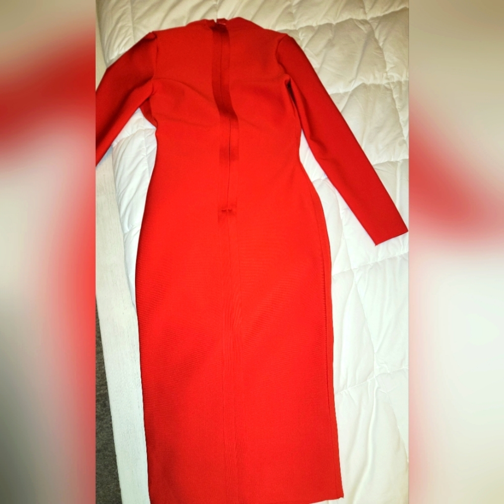 NEVER BEEN WORN low cut long sleeve bandage dress